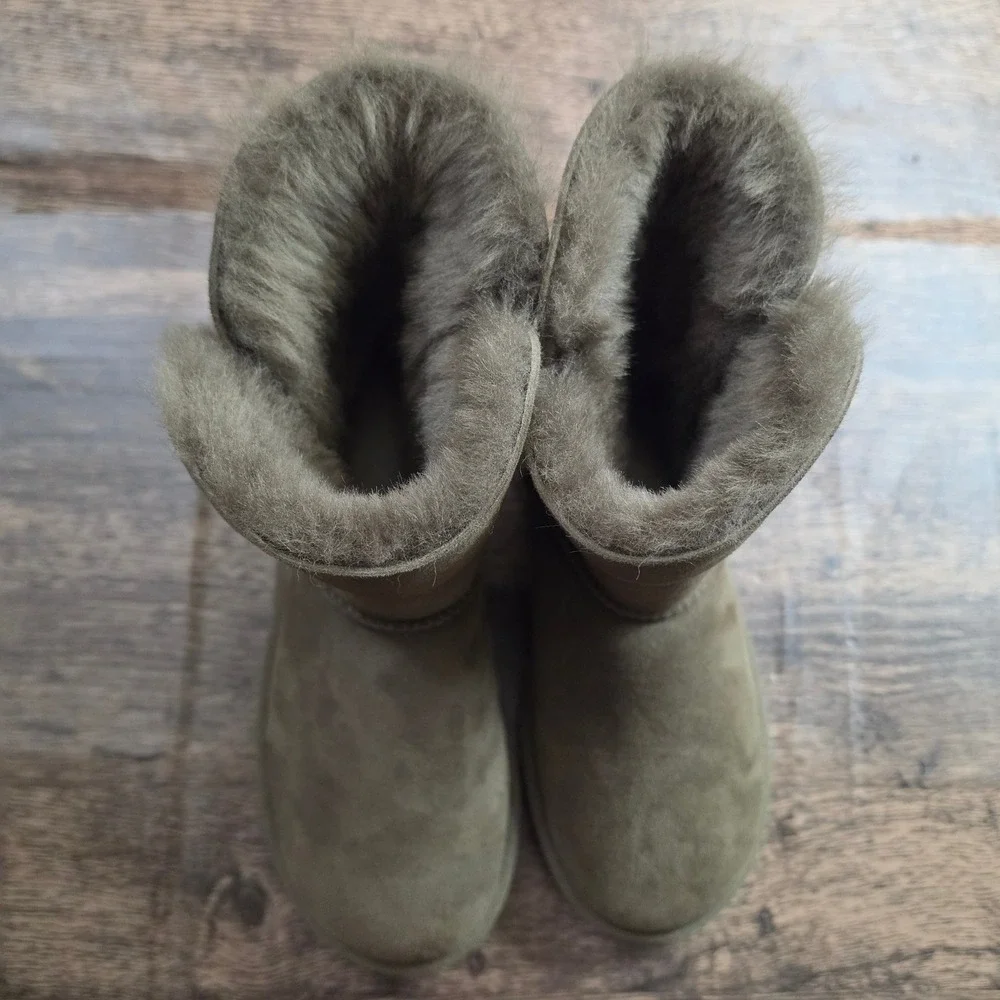 UGG Bailey Zip Short Boots Womens 8-9 Olive Green Suede Shearling Lined Winter